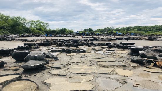 儋州千年古盐田位于海南洋浦半岛盐田村的千年古盐田，被批为旅游