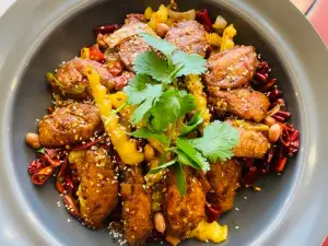 鲁朗纳麦石锅鸡庄园