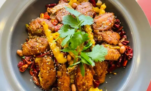 鲁朗纳麦石锅鸡庄园