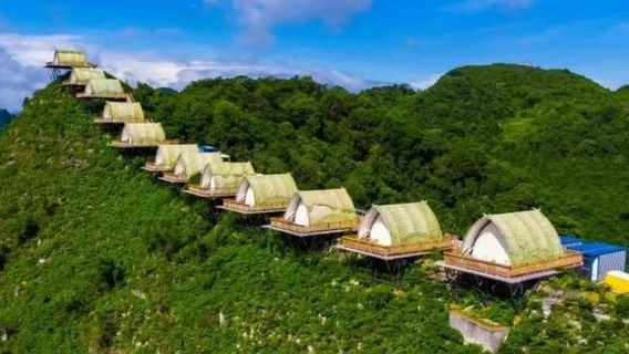 Dashiwei Tiankeng Group Scenic Area - Mountain Outdoor Sports Camp