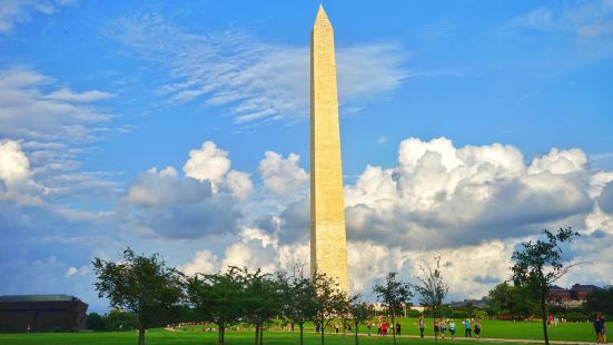 位于国家广场中，最亮眼的自然要数华盛顿纪念碑，为纪念美国总统