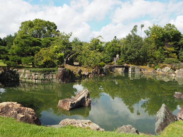豪華な天守閣の「二条城」