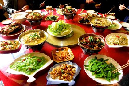 YI JIA YI NONG GU LE