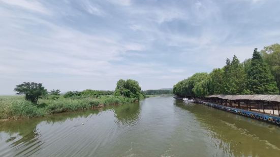 微山湖是位于中国山东省济宁市微山县南部的断陷湖，四湖中以微山