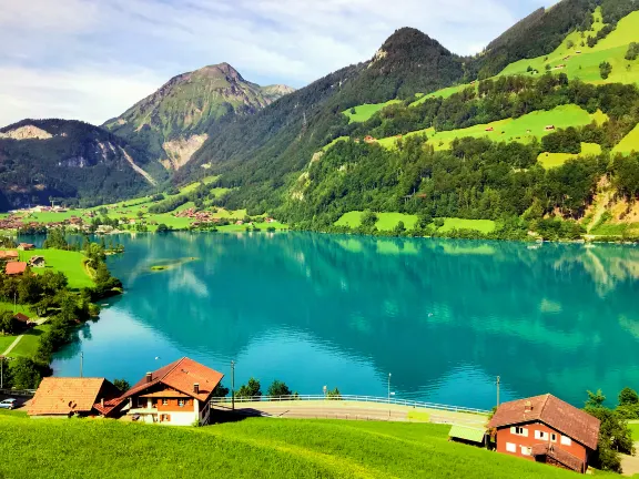 Отели рядом с достопримечательностью «Hallenbad Allmend Luzern»