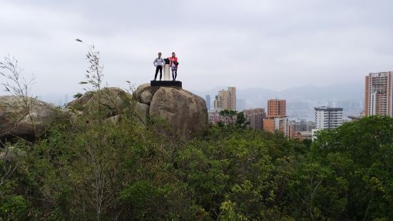 紅香爐峰，是香港寶馬山上之一座險峯，峰甚高，登頂不難，可縱