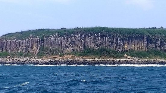 一个完全滿佈玄武岩柱的岛嶼，那就是位於台湾澎湖外岛之桶盘屿。