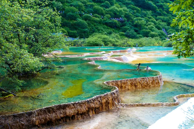 Pavilion of Earthquake Relief and Home Rebuilding of Jiuzhaigou County周辺のホテル