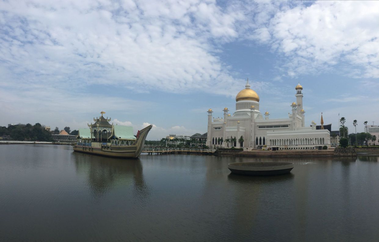 Sultan Omar Ali Saifuddien Mosque travel guidebook u2013must visit 