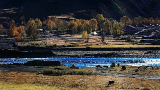 甲根坝乡在川西甘孜，这里有美丽的景色！起伏的山丘，美丽的蓝天