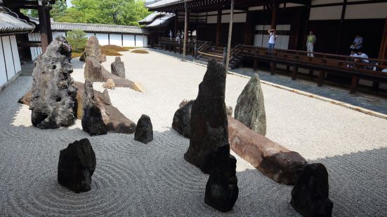 東福寺包含若干寺院區，是一個很大的寺，可以逛整整半天的地方，