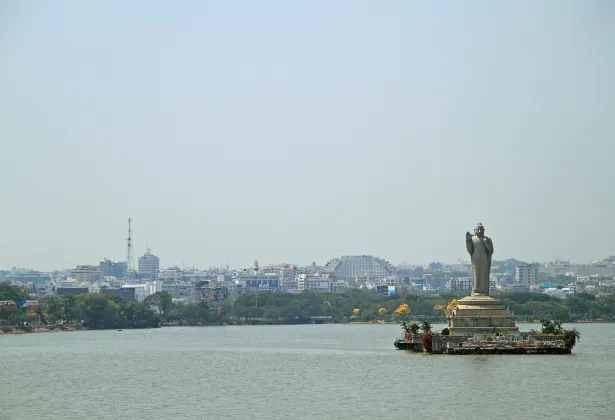 โรงแรมใกล้नागा साई मंदिर