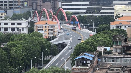 三个红色拱形的解放桥，人往桥上一站，珠江2岸景致尽收眼底！尤