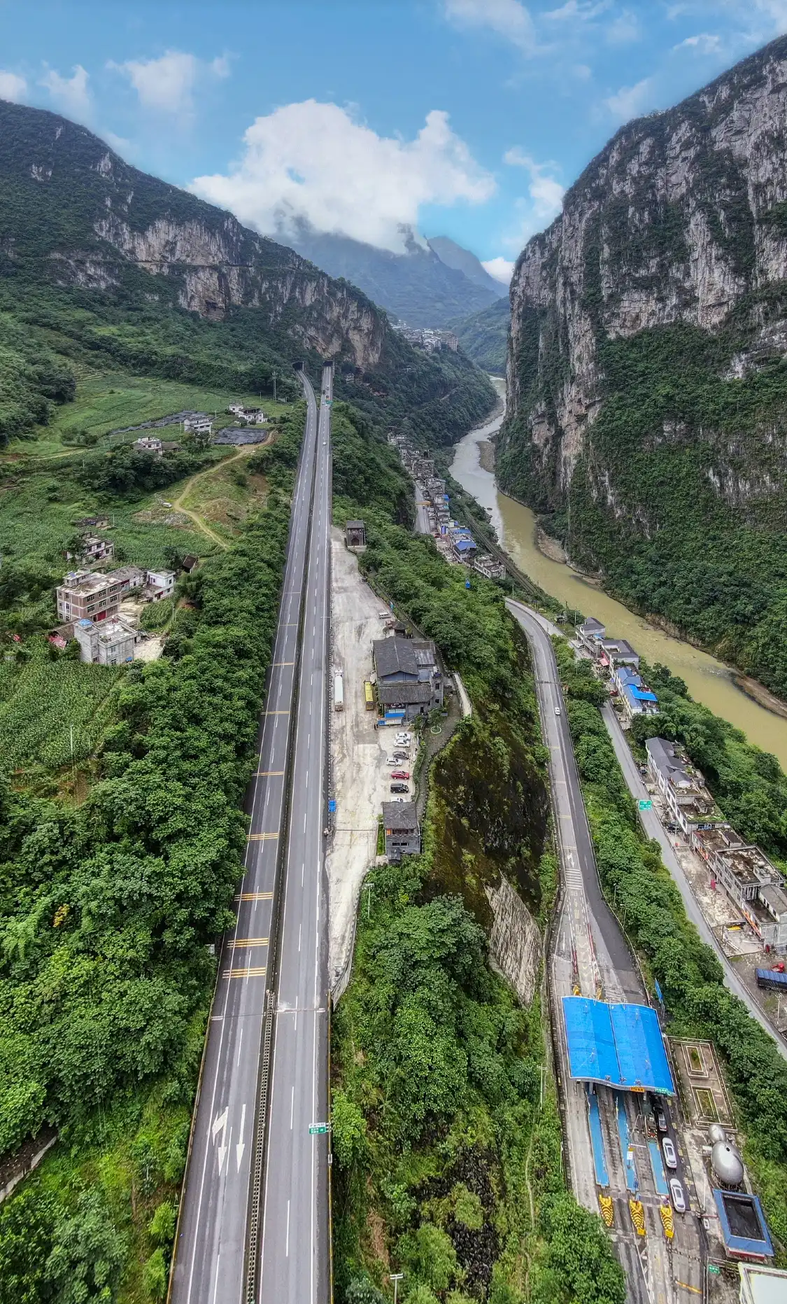Hotels near Yanjin Dousha Gate