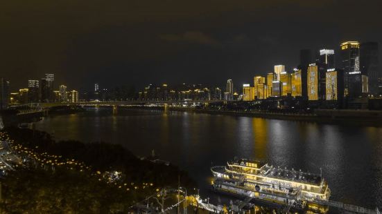 南岸人民的骄傲南滨路一行的夜景，是很漂亮的，现在对面就能看到