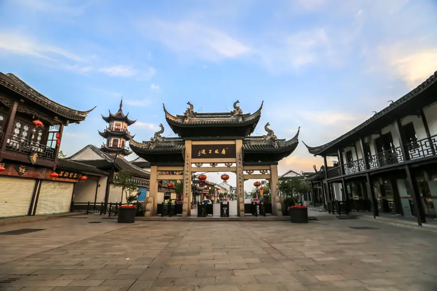 the Old Decorated Archway and Quanfu Tower