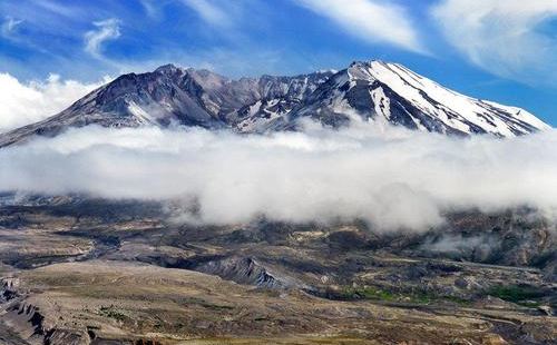 圣海伦火山也是一处很独特的自然奇观，好像还是要做活火山，就是