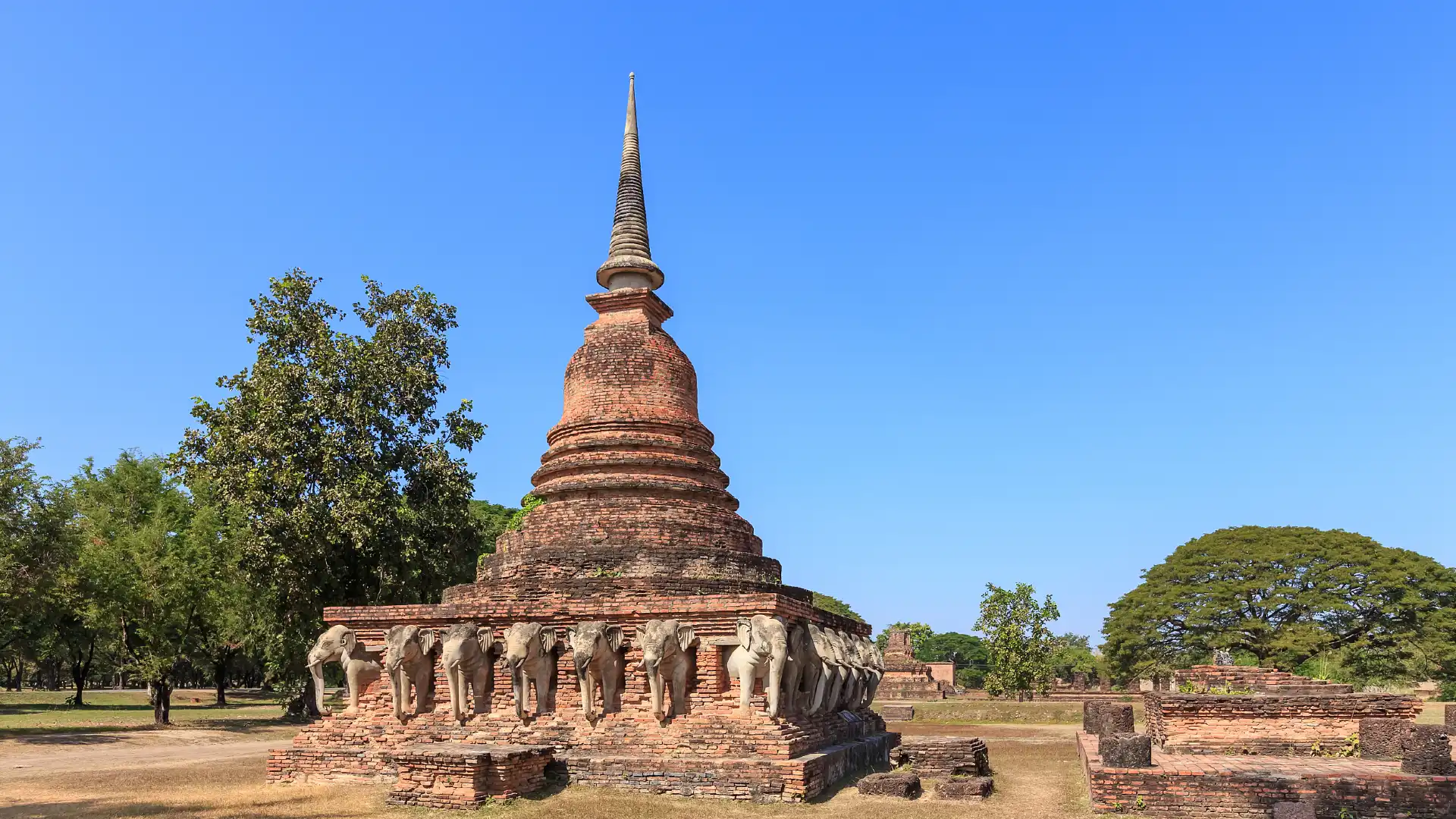 Hotels near Wat Sorasak
