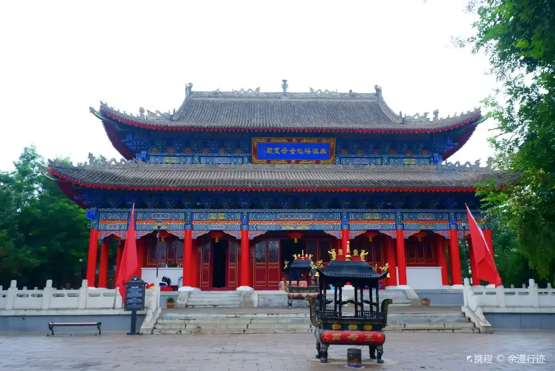 Hotels near Wuji Yaochi Jin Mubaodian