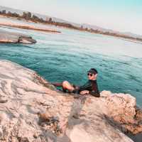 เล่นน้ำหาดทรายขาว เกาะกลางแม่น้ำโขง