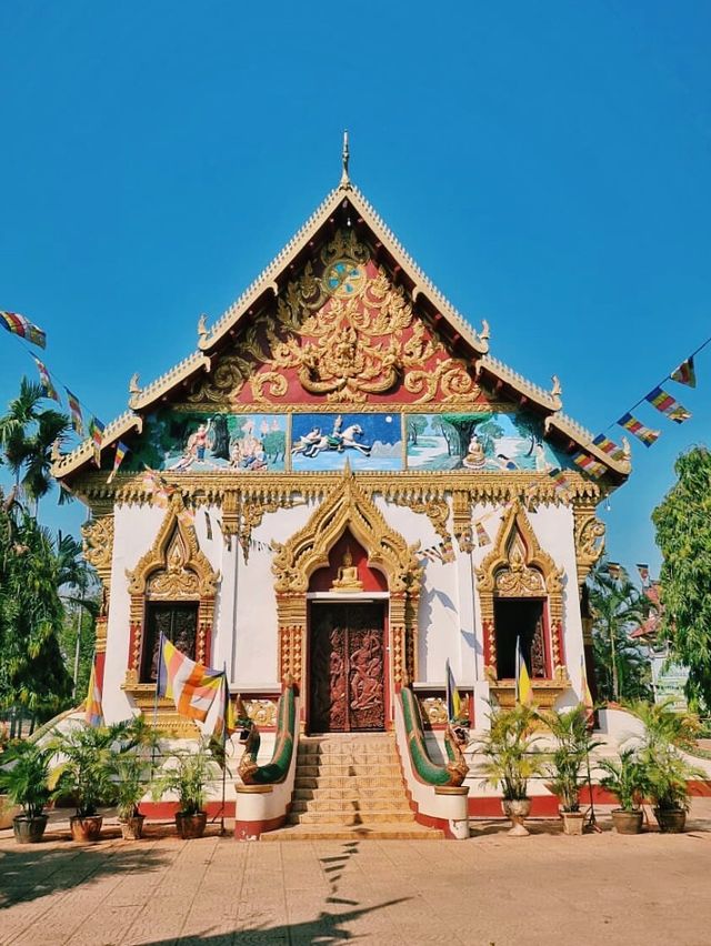 Admiring the Wat Luang