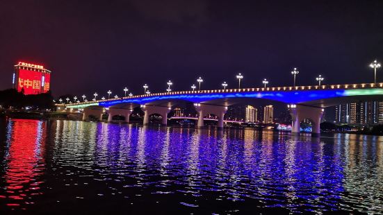 第一次来南宁，大夏天的白天太热，而且赶上台风来了下雨一整天，