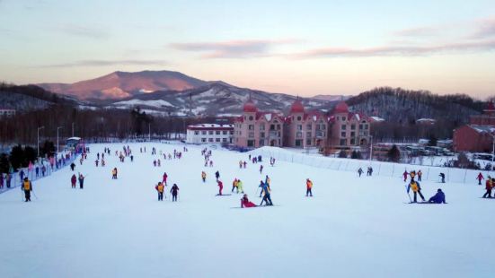 对很多人来说，滑雪是一种冰雪运动；对黑龙江人来说，滑雪是一种