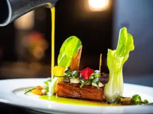 5 Bar & Restaurant (Erdgeschoss)
