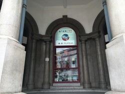澳门邮政总局大楼具有一百多年历史，建筑极具葡萄牙特色，是著名