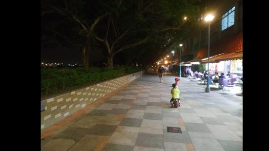 屯門碼頭是我小時候很喜歡去的地方，現在長大後，就經常帶兒子去