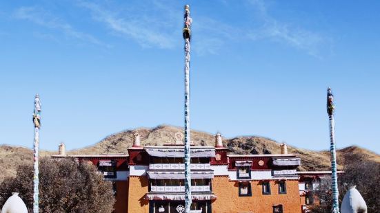 贡嘎曲德寺位于山南地区贡嘎县岗堆镇，海拔3598米，西距县城