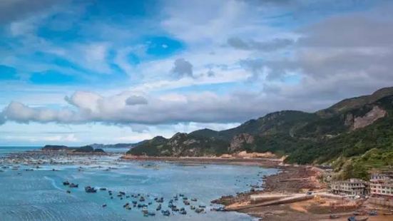 連江縣位於福建省東部沿海，瀕臨台灣海峽，是省會福州市下轄的一