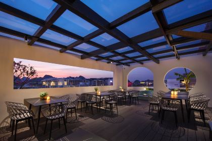 MONET GARDEN POOL RESTAURANT