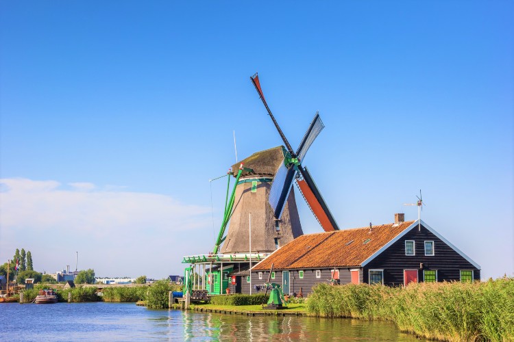 Compare 5 airports near Zaandam