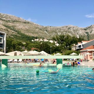 🇭🇷ドゥブロブニクシェラトンホテル

シェラトンホテルがドゥブロヴニク旧市街とは少し離れていたので、私は旧市街の景色を終え、東ヨーロッパ旅行の終わりをこのホテルと一緒にしました。毎日旅行しながら積み重ねた疲れをこのホテルで泳いでサウナをして緩めて最後まで楽しんできましたㅎㅎㅎ

#クロアチア旅行#リゾートから#ドゥブロヴニク#ホテル#ホテルプール#レクリエーション旅行#2019旅行# 
#都市旅行