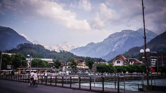 因特拉肯(Interlaken),是瑞士伯尔尼州的一个城市,