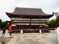 真っ赤な門の「八坂神社」