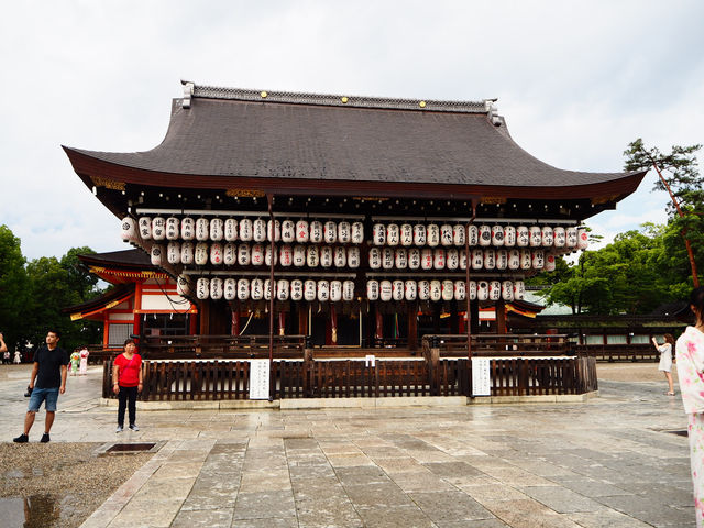 真っ赤な門の「八坂神社」