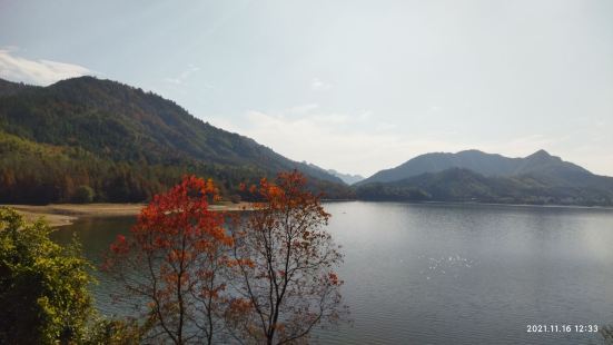 本身叫東方紅水庫，秋天在這裏可以看到不錯的秋色，湖水倒影各種