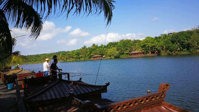 Golden Finger Egret Lake Resort