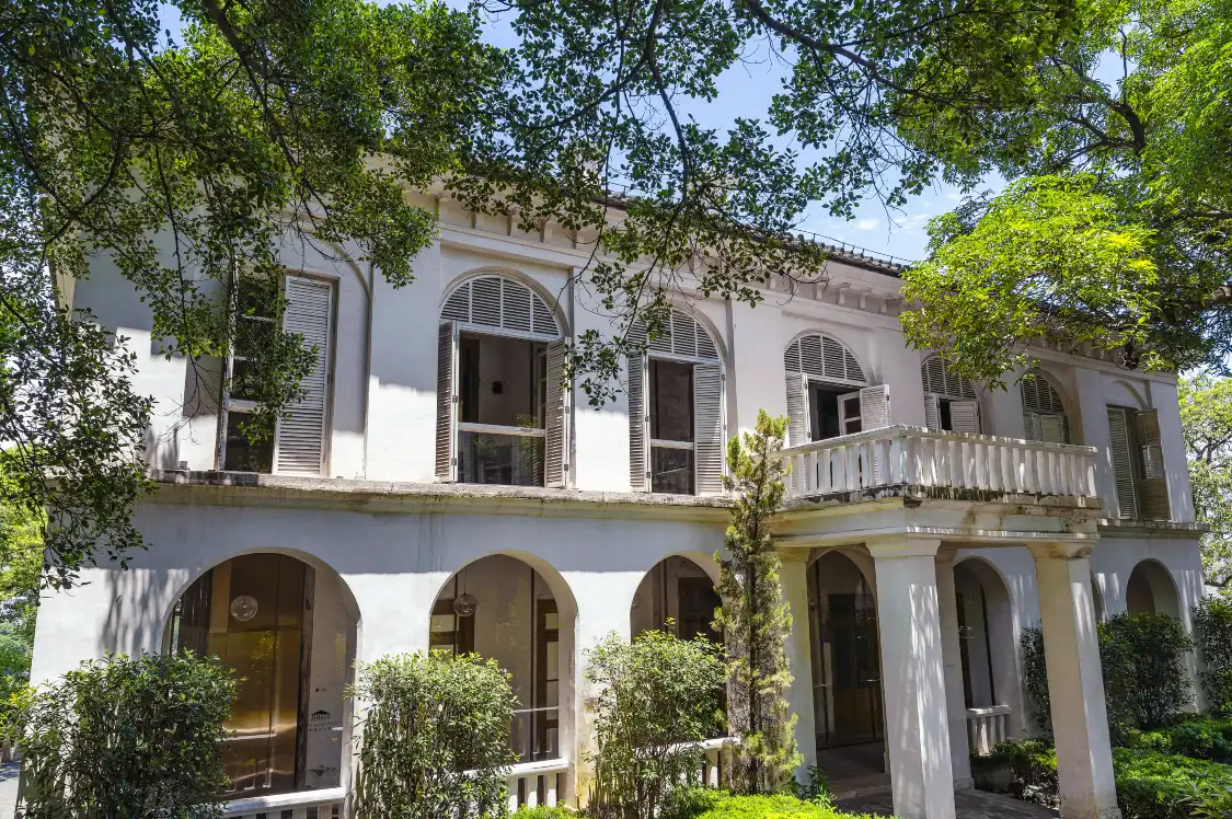 Hotels near The U.S. consulate
