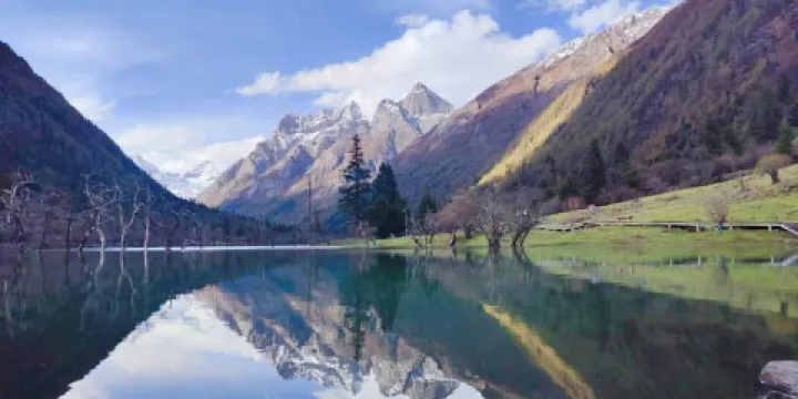 四姑娘山景區日月寶鏡觀景點