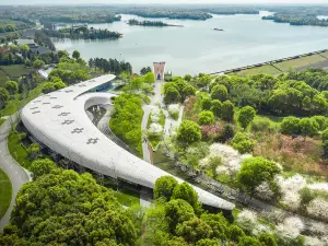 พื้นที่ท่องเที่ยวทะเลสาบหลัน