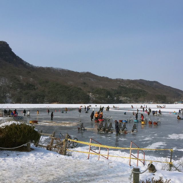 산속의 커다란 우물 같은 ‘산정호수’