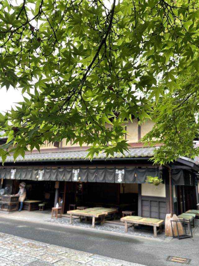 今宮神社前を眺めながら　あぶり餅を堪能。