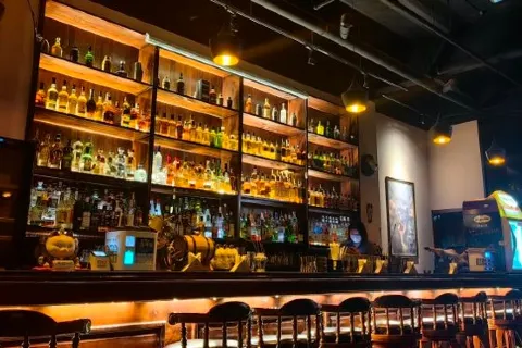 July lounge WHISKEY & COCKTAILS BAR