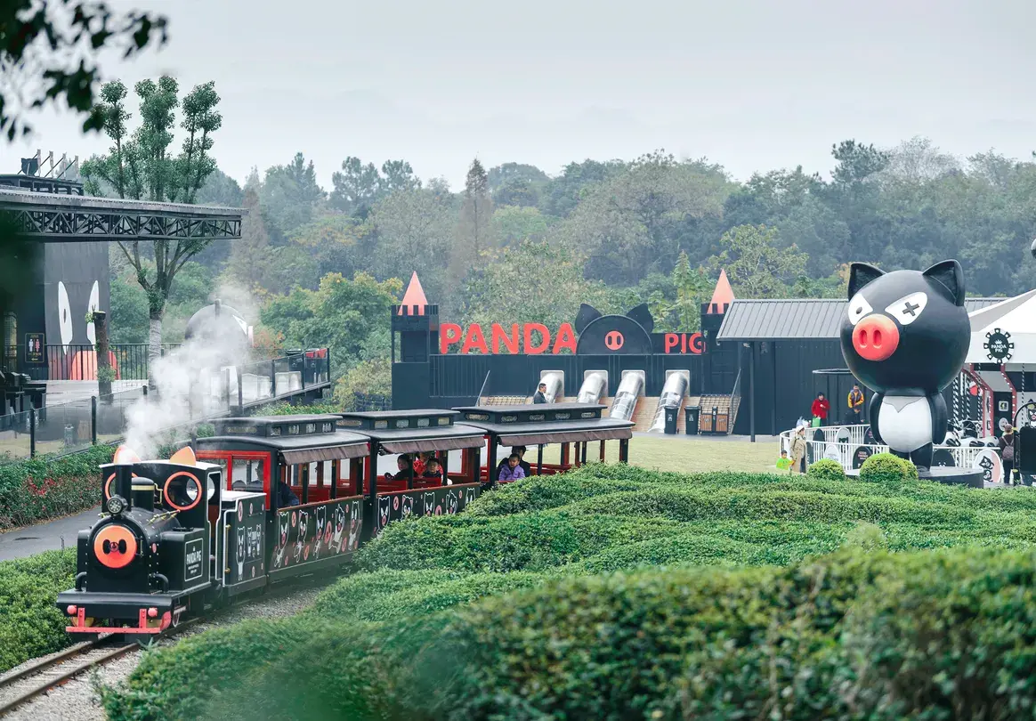 1_Panda Pig Two End Black International Ranch