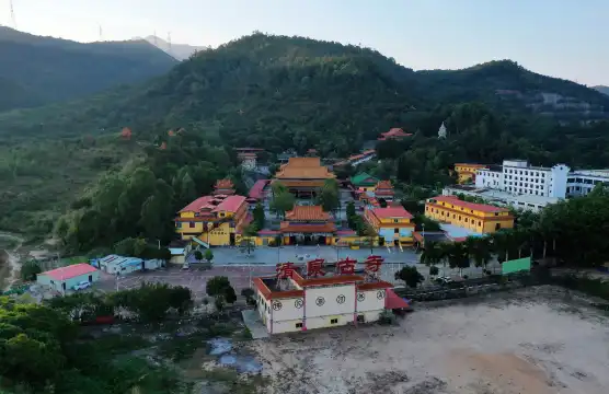 Hotels near Spring Temple
