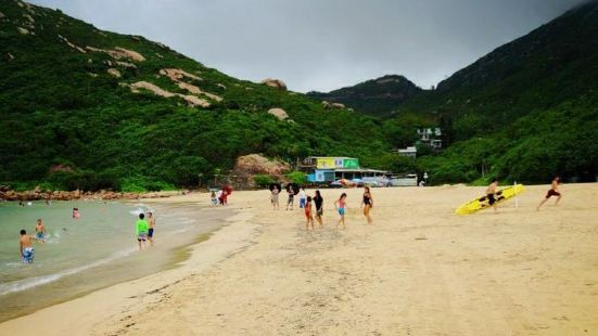 在香港岛附近众多的自然沙滩中，石澳泳滩是最美丽。无边的海景，