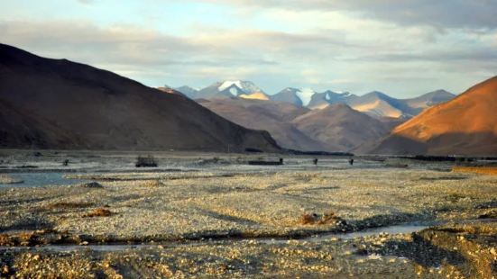 冲康村位于西藏朗县的雅鲁藏布江边，藏语冲康意为出生地、诞生的